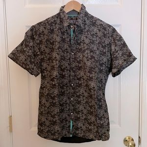 Men’s B&W Floral Short Sleeve Collared Shirt (M)